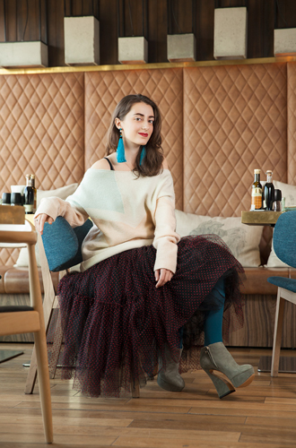 Платье, Isabel Garcia; свитер, собственность стилиста; ботильоны, Charlotte Olympia; серьги-кисти, Style Me Up; колготки, Calzedonia