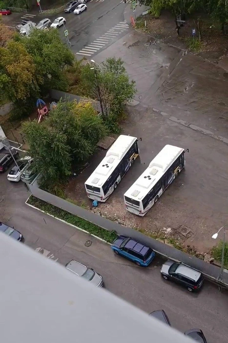 Люди жалуются, что автобусы стоят с включенными двигателями | Источник: «Самара новости» / T.me