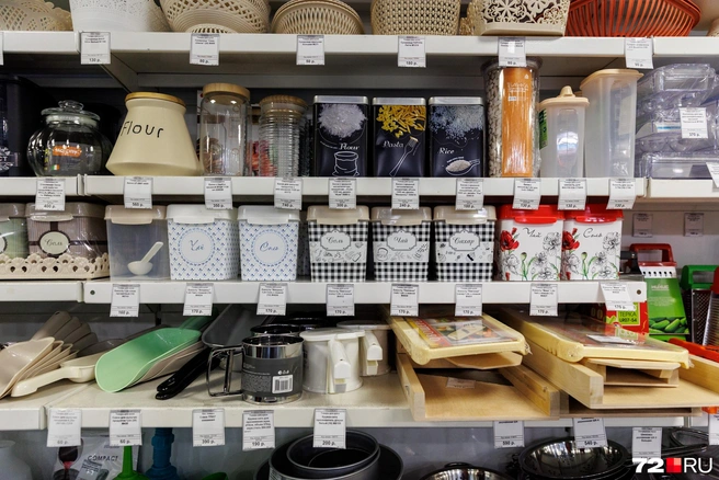 Разумеется, есть и всяческие емкости для хранения сыпучих продуктов. Стоимость разная, но в среднем две-три сотни рублей | Источник: Ирина Шарова / 72.RU 