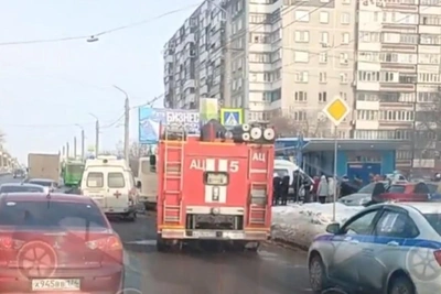 Lada Niva hits two pedestrians and minibus in Chelyabinsk