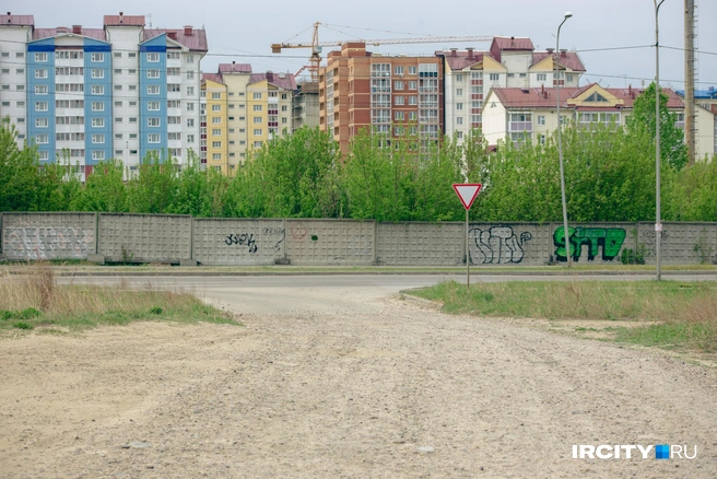 В соседнем 32-м микрорайоне идет активное строительство: фирма сына ангарского мэра возводит там ЖК «Тополя» | Источник: Даниил Конин / «ИрСити»