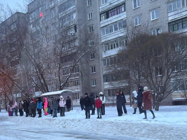 Пассажиры столпились на остановках из-за задержек общественного транспорта | Источник: читатель 76.RU