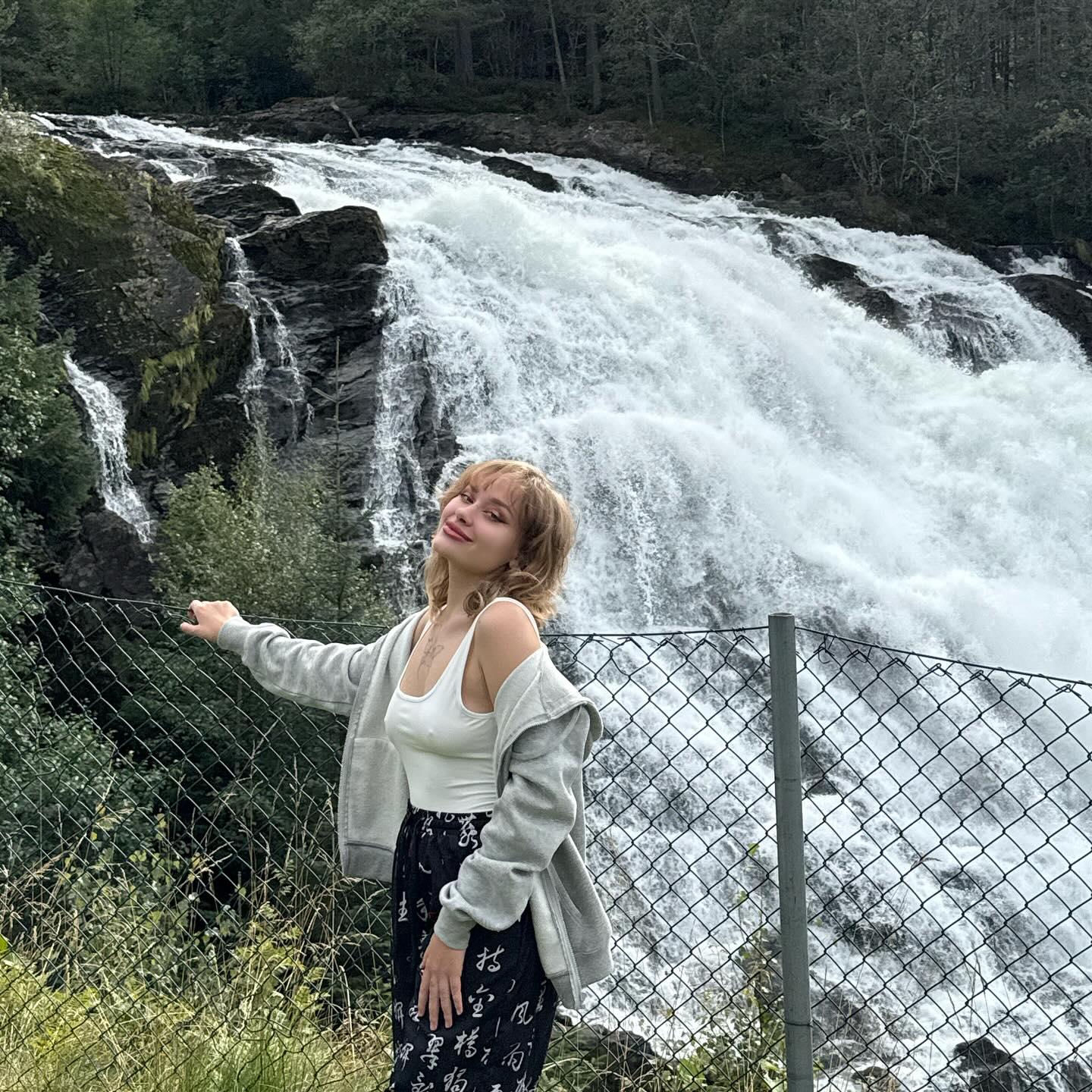 Так девушка выглядит в 2025-м