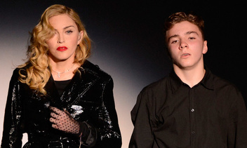 Куда делись мамины гены? 20-летнему сыну Мадонны пора в спортзал