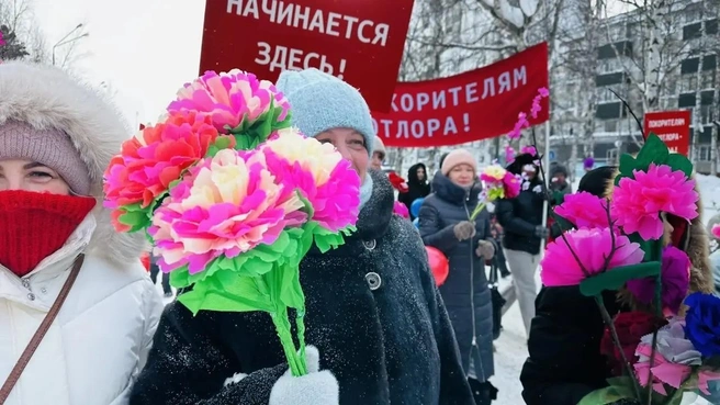 Горожане вышли на праздничное шествие с цветами | Источник: Администрация Нижневартовска