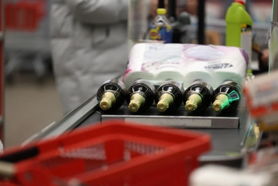 Продавщицу оштрафовали за продажу водки подростку