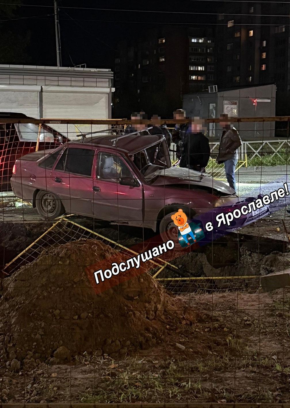 «Неадекват протаранил»: в Ярославле легковушка вылетела в разрытую яму на проезжей части