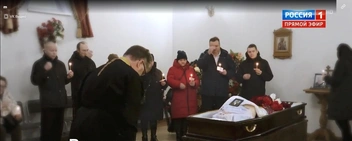 Похоронить женщину пришли десятки людей