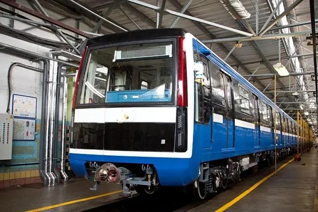 В 2015 году для петербургского метро создали состав «Юбилейный». Его салоны украсили изображениями достопримечательностей, а применение асинхронного тягового привода позволило экономить до 30% электроэнергии. | Источник: ГУП «Петербургский метрополитен»