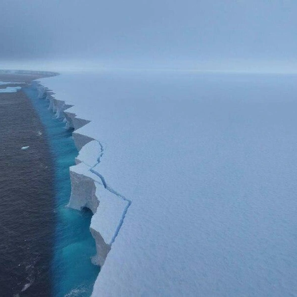 Айсберг, который при «рождении» был в два раза больше Петербурга, потерял пальму первенства  | Источник: Вадим Махоров / телеграм-канал Арктического и антарктического научно-исследовательского института