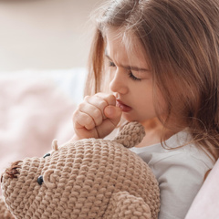 Сухой кашель у ребенка: как лечить, чем опасен и какие народные средства помогут