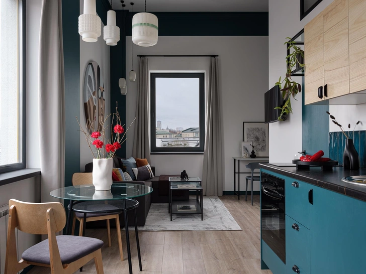 Винтажные плафоны и межкомнатные окна: квартира 37 м&sup2; в Москве