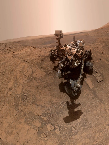 Марсоход Curiosity сделал это селфи 11 октября 2019 года. В этом месте, получившем название Глен-Этив, марсоход дважды пробурил грунт. Слева от марсохода видны два отверстия для бурения, названные Глен-Этив 1 (справа) и Глен-Этив 2 (слева) | Источник: NASA / JPL-Caltech / MSSS