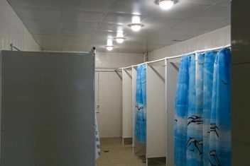 Душевые кабинки в общежитии | Источник: hostel 7. / «Яндекс Карты»