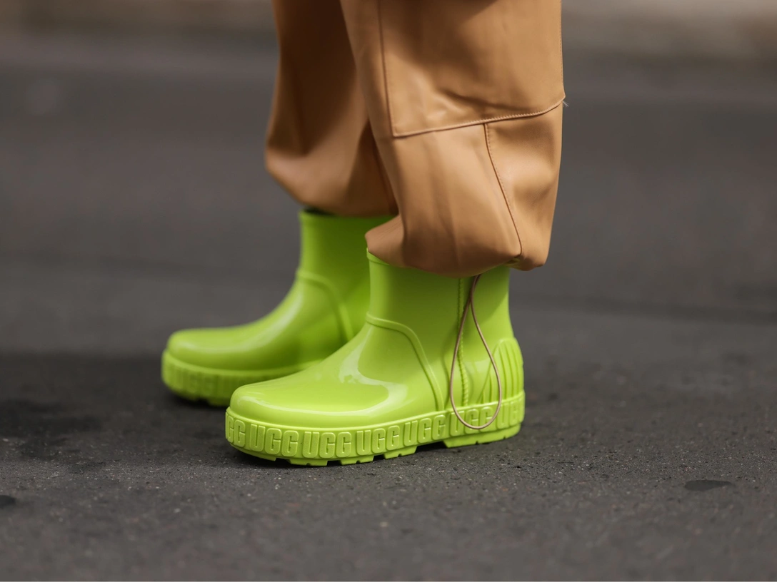 Спасут в холода: как носить резиновые сапоги в городе, чтобы не выглядеть нелепо | marieclaire.ru