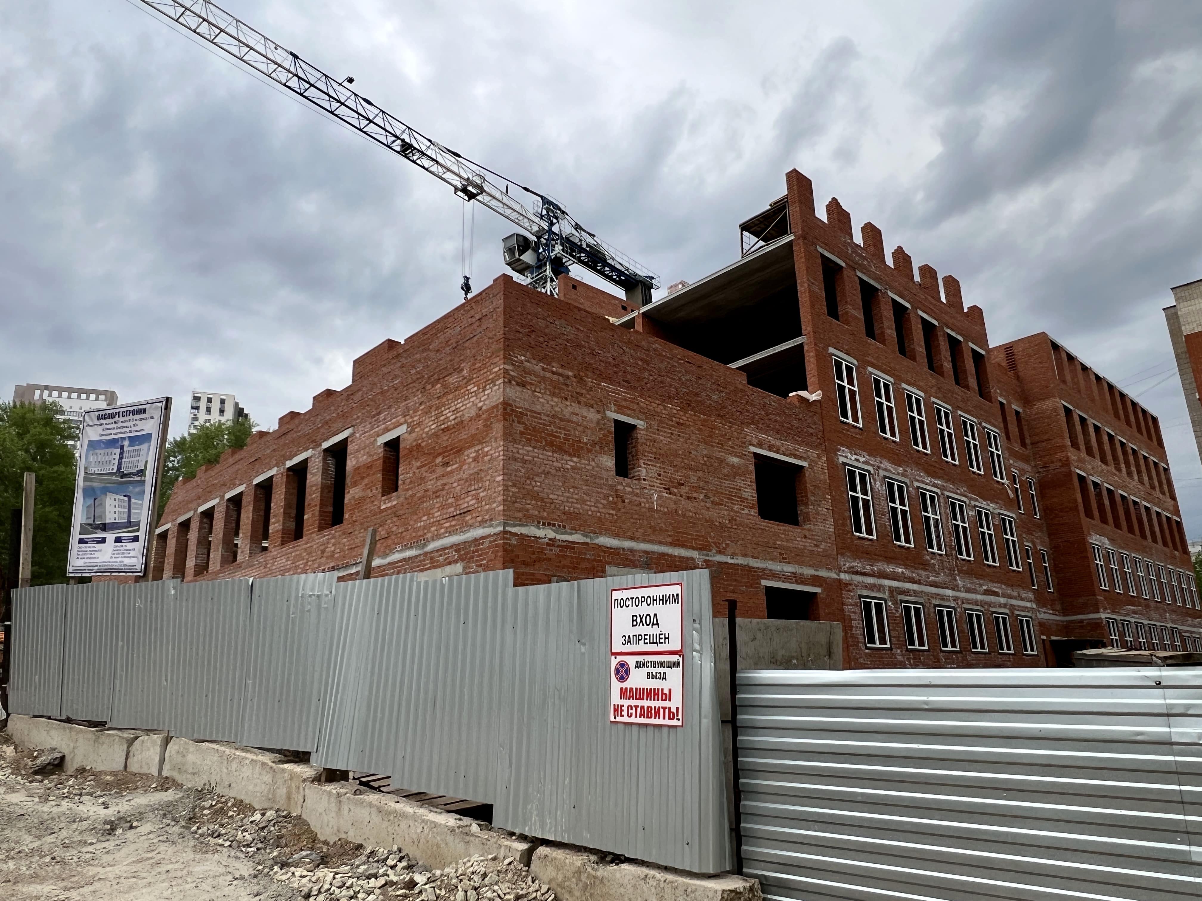 Год назад в Уфе снесли аварийную школу. Теперь там строят новую — фоторепортаж
