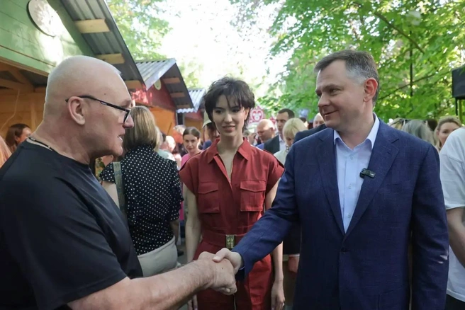 Юрий Слюсарь приехал с главой минсельхоза области Анной Касьяненко | Источник: Юрий Слюсарь / Telegram