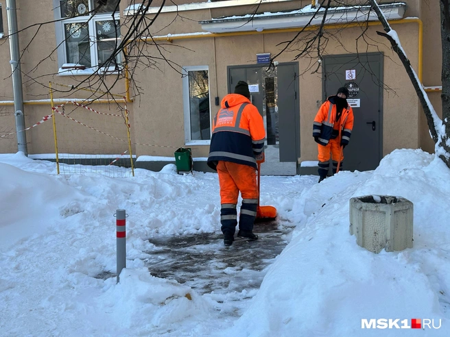 На территории всё еще работают дворники | Источник: Андрей Кузнецов / MSK1.RU