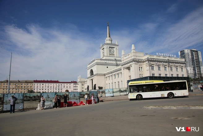 Укрыться от палящего солнца пассажирам пока негде | Источник: Константин Завриков / V1.RU