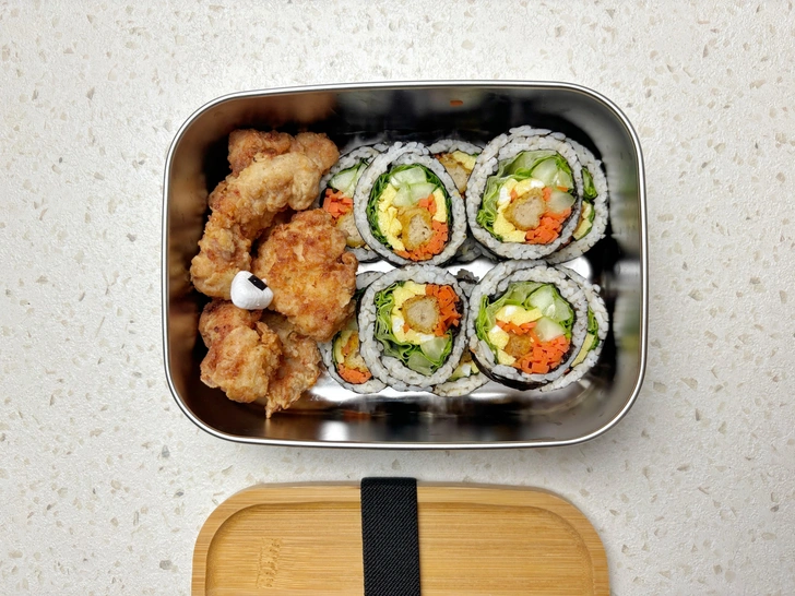 Что давать ребенку в школу: необычный опыт родителей из разных стран мира, что давать ребенку на перекус в школу, что можно давать детям в школу, что дать ребенку в школу на обед | Источник: Gina Pamungkas/Shutterstock/Fotodom.ru