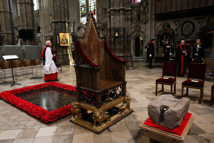 «Камень Судьбы»: самая странная вещь на коронации Карла III в Шотландии, которая сбила с толку всех