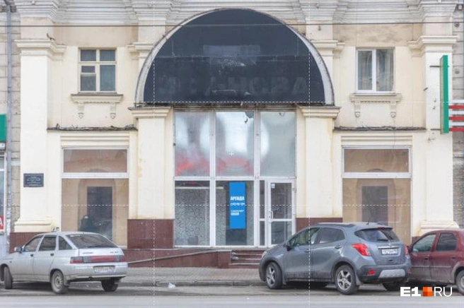 Рядом продают костюмы, а раньше была еще одна IstNova. Вывеску сняли в 2023 году (фото слева) | Источник: Владислав Лоншаков / E1.RU