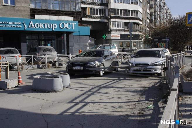 Пока въезд перегорожен подручными средствами | Источник: Стас Соколов / NGS.RU