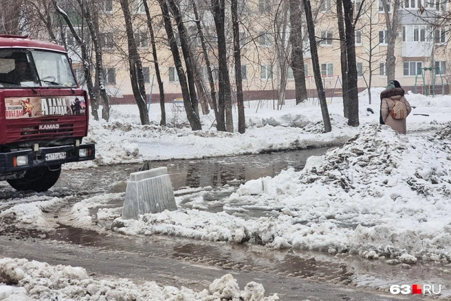 А вода продолжала заливать проезжую часть | Источник: Роман Данилкин / 63.RU