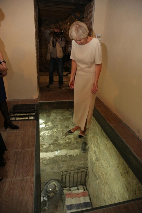 Ей принадлежат многие интересные идеи. Например, стеклянный пол, через который можно понаблюдать за хранителем дома | Источник: Дом купца Смирнова. Музей пельменя / Vk.com