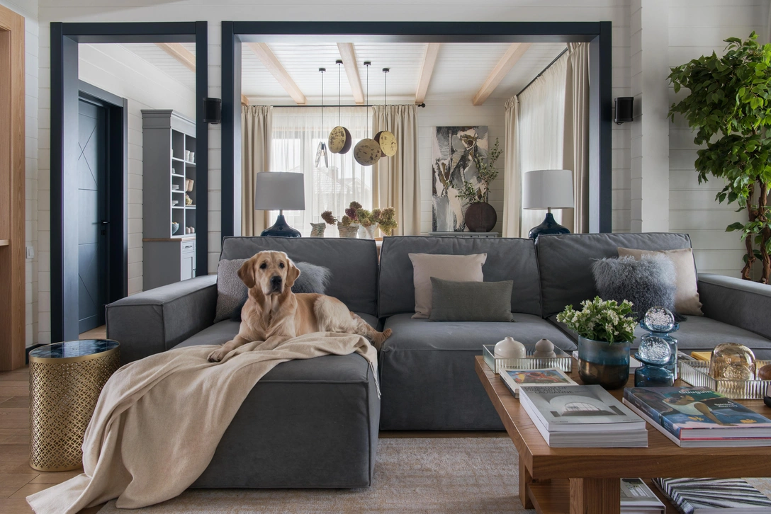 Гостиная. Золотой кофейный столик, Moon Stores. | Источник: Ольга Мелекесцева. Стиль: Елена Жарова