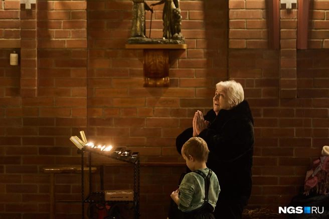 На службу в собор пришли люди разных возрастов | Источник: Александр Ощепков / NGS.RU