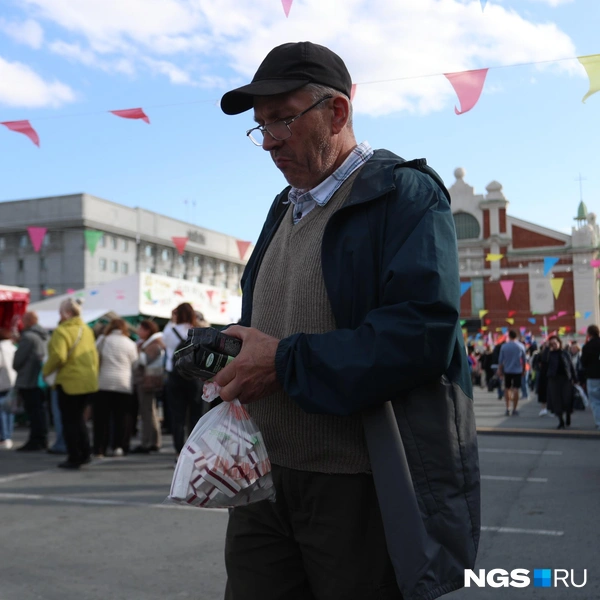 Они носят покупки и проверяют товары | Источник: Андрей Бортко / NGS.RU