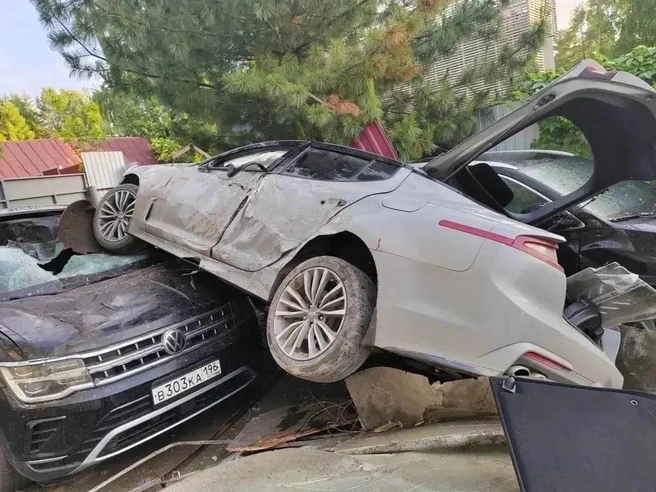 Разбитая KIA оказалась зажата между двумя кроссоверами на частном участке | Источник: ГАИ Свердловской области