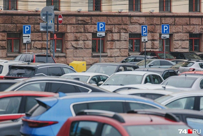 Сторонники платных парковок надеются, что с ними в центре Челябинска станет посвободнее | Источник: Дарья Пона