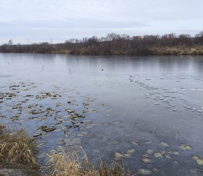 Мужчина вышел рыбачить на тонкий лёд | Источник: Центре ГО, ЧС и ПБ Новосибирской области