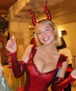 Сидни Суини сексуально перевоплотилась в Дракониху из «Шрека»