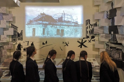 Гимн жизни на пепле войны: выставка о блокаде в Парке Победы