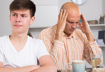 «Взрослый сын живет за наш счет. Как помочь ему повзрослеть?»: ответ финансиста