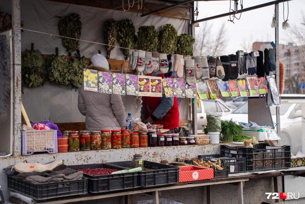 Возле ворот — несколько прилавков | Источник: Илья Чикотин / 72.RU