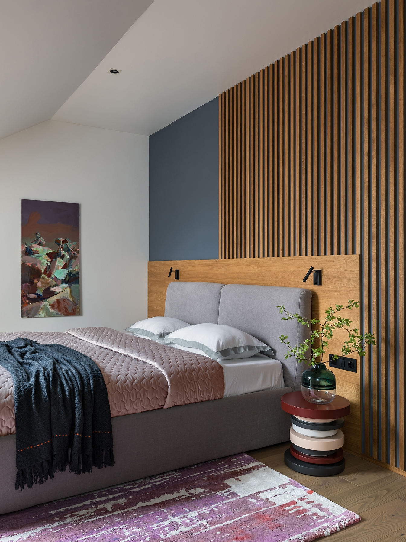 рейки в интерьере на стене в спальне деревянные