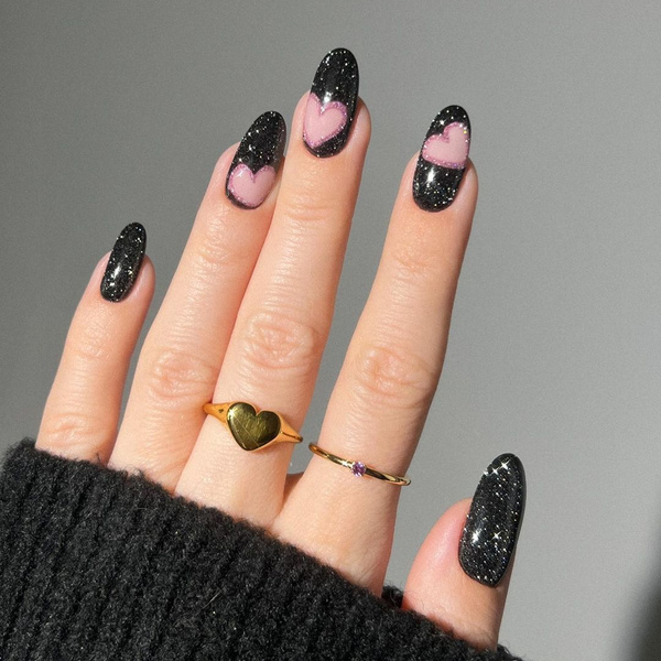 Черный маникюр с сердечками — модная и небанальная идея дизайна ногтей на День святого Валентина