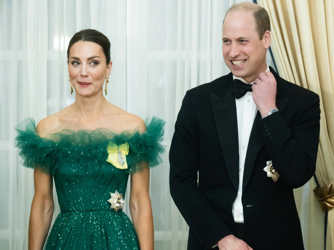 Кейт и Уильям на ужине, устроенном генерал-губернатором Ямайки, в пятый день их королевского тура по Карибскому морю, 24 марта 2022 | marieclaire.ru