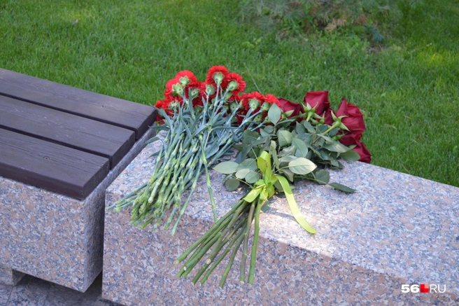 Гвоздики и розы, которые потом возложат к Вечному огню | Источник: Анастасия Баринова / 56.RU