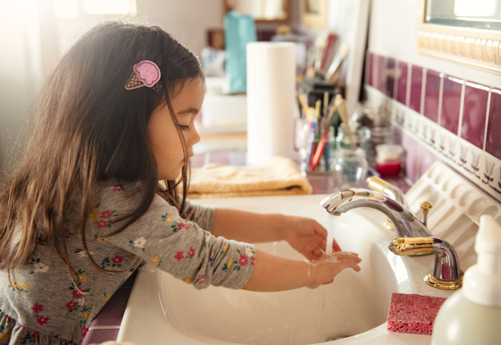 Ребенок боится микробов и постоянно моет руки