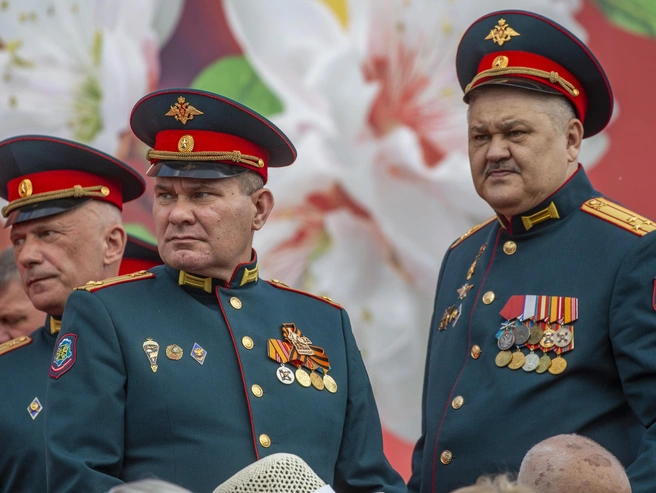 Средние ряды в этот день были заполнены военными в парадной форме. | Источник: Константин Завриков / V1.RU