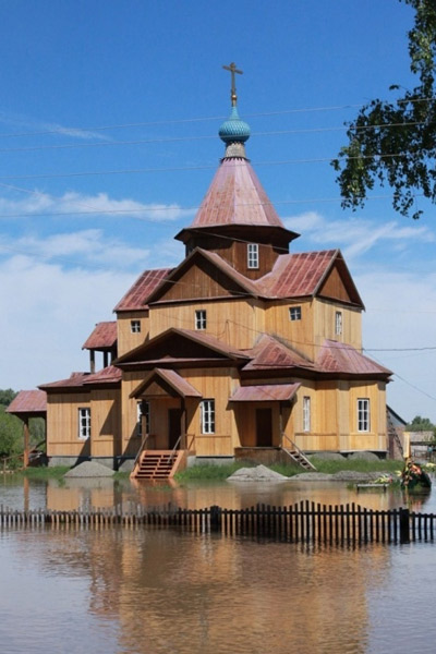Вода во время наводнения окружила церковь, в ограде которой похоронен актер