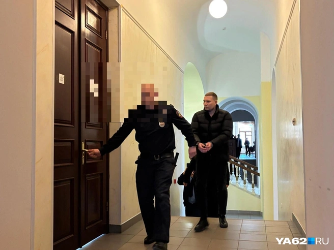 В марте Артема Солодова приводили в суд под конвоем в наручниках | Источник: Виктория Улитова / YA62.RU