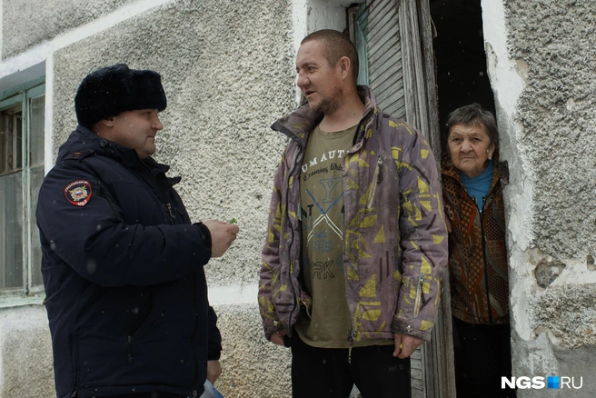 Мама Лёхи очень боится за сына&nbsp;— уже не раз попадал в беду. Но угрозу она видит не в участковом, а в незнакомых людях | Источник: Андрей Бортко / NGS.ru