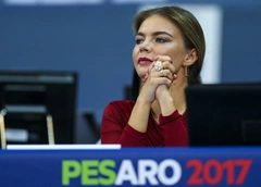 Алина Кабаева привлекла внимание итальянцев прозрачным платьем