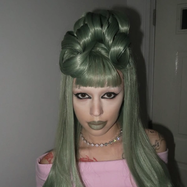 инстасамка, инстасамка песни, инстасамка 2025, инстасамка фото, сколько лет инстасамке, про инстасамку, instasamka, стиль инстасамки | Источник: Социальные сети